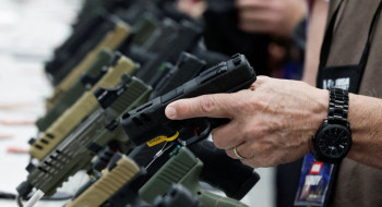 Ações pró-armas de Trump devem favorecer facções criminosas no Brasil