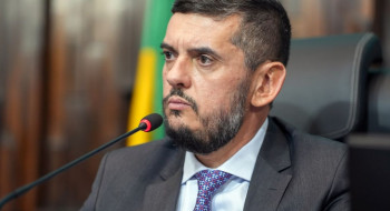 Afastado da presidência pelo STF, Bacellar renova licença na Alerj