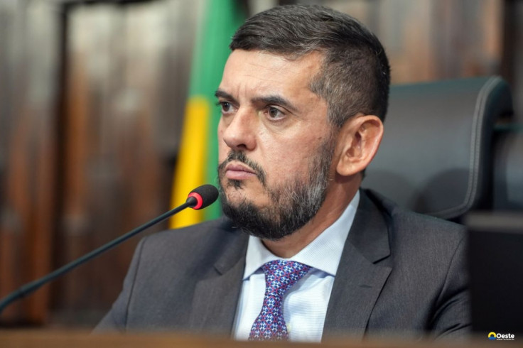 Afastado da presidência pelo STF, Bacellar renova licença na Alerj