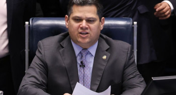 Alcolumbre cancela calendário para sabatina de Jorge Messias ao STF