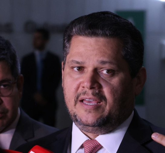 Alcolumbre envia PEC do fim da escala 6x1 para CCJ do Senado