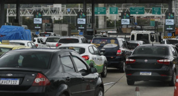 Andarilho invade Ponte Rio-Niterói e causa confusão no trânsito