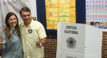 Ao votar no Rio de Janeiro, Flávio diz que representa a mudança