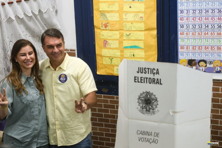 Ao votar no Rio de Janeiro, Flávio diz que representa a mudança