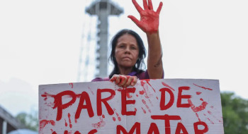 Apesar de medida protetiva, mulher é morta na rua por agressor em SP