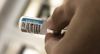 Após cinco anos de vacinação, covid recua, mas ainda preocupa