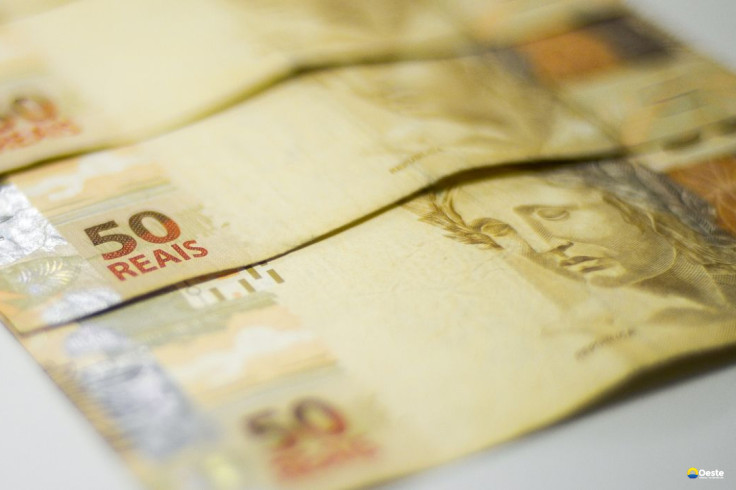 Arrecadação federal no ano supera 2024, apesar da queda em agosto