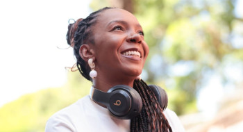 Ativista que quer “calçar o mundo” já distribuiu 60 mil chinelos