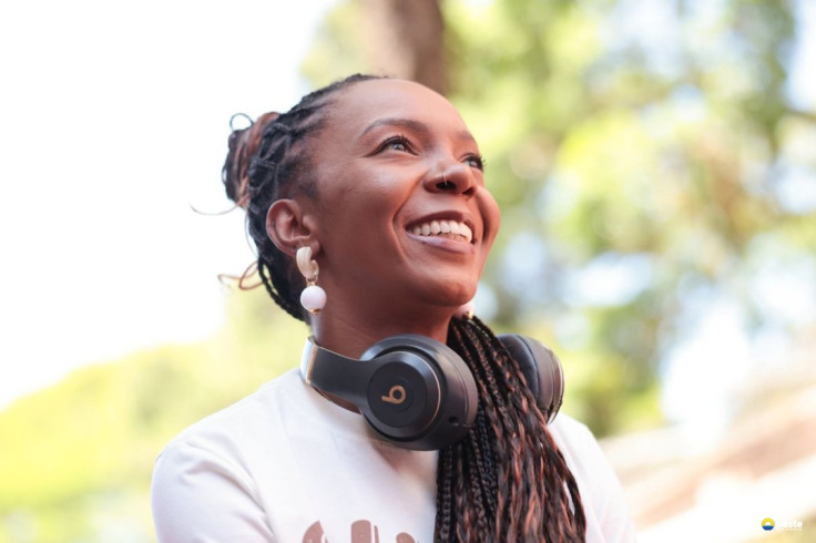 Ativista que quer “calçar o mundo” já distribuiu 60 mil chinelos