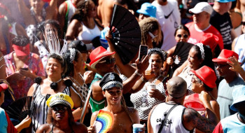 Ativistas denunciam 'blackface' em fantasias de carnaval