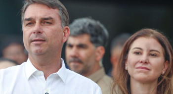 Avião com Flávio Bolsonaro e família segue para Miami