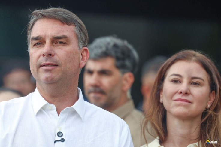 Avião com Flávio Bolsonaro e família segue para Miami