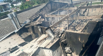 Avião de pequeno porte cai em Capão da Canoa sobre restaurante
