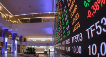 Bolsa bate recorde e fecha pela primeira vez acima dos 165 mil pontos