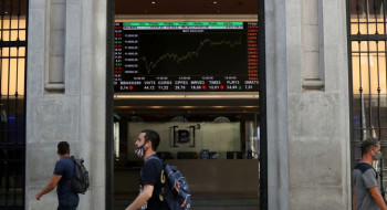 Bolsa sobe 0,99% e volta a superar os 160 mil pontos