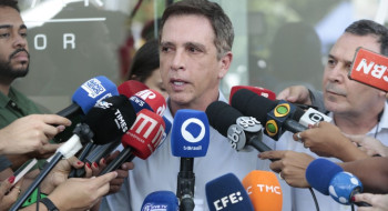 Bolsonaro deve ter alta nesta quinta e retornar à cela na PF