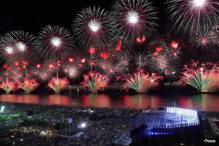 Bombeiros aprovam vistoria de balsas para fogos em Copacabana