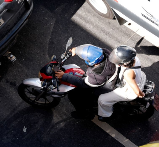 Bombeiros do RJ alertam motociclistas sobre uso dos itens de segurança