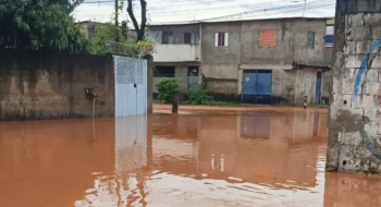 Bombeiros encontram corpo de mulher levada por correnteza