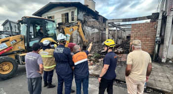 Bombeiros localizam quarta vítima da queda de avião no RS