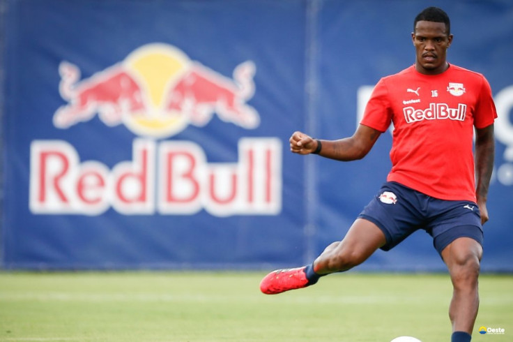 Bragantino multa zagueiro por fala machista contra árbitra