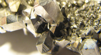 Brasil busca parceria com Europa para exploração de minerais críticos