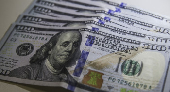 Brasil tem segunda maior saída de dólares da história em 2025
