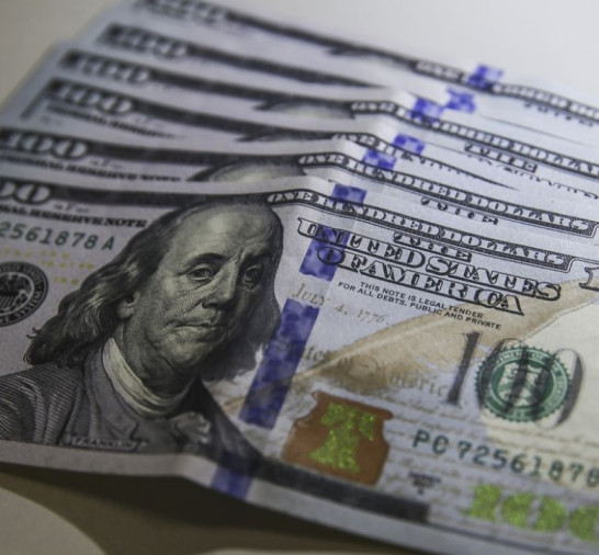 Brasil tem segunda maior saída de dólares da história em 2025