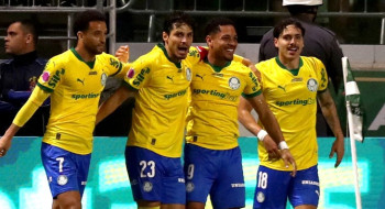 Brasileiro: Palmeiras goleia Bragantino e permanece com folga na ponta