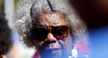 "Cada passo, cada pé, reivindica o direito à vida", diz escritora