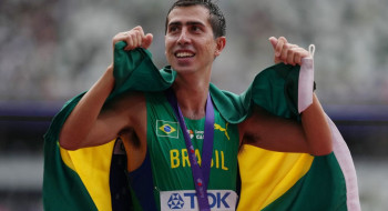 Caio Bonfim é campeão mundial dos 20 km da marcha atlética em Tóquio