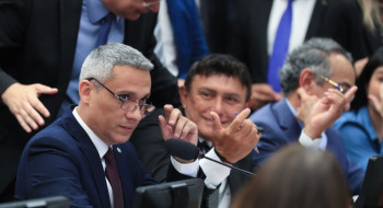 Câmara aprova suspensão de ação no STF contra Gustavo Gayer