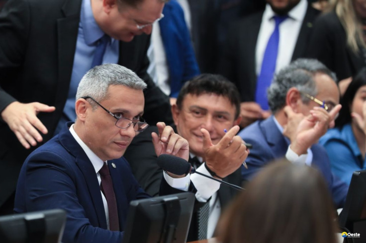 Câmara aprova suspensão de ação no STF contra Gustavo Gayer