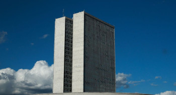 Câmara cancela passaporte diplomático de Eduardo Bolsonaro e Ramagem