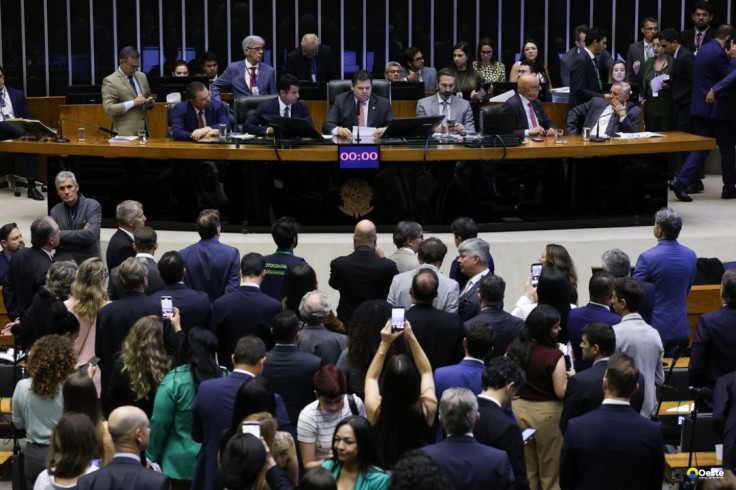 Câmara retoma trabalhos após retirada à força de Braga