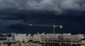 Campanha de Flávio pede votação até 19h por chuvas em alguns estados