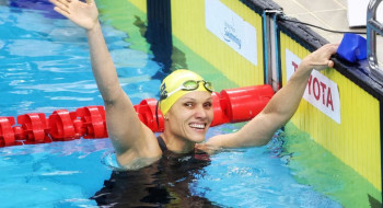 Carol Santiago é tricampeã mundial dos 100m costas em Singapura