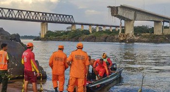 Carreta é retirada do Rio Tocantins dez meses após colapso da Ponte JK