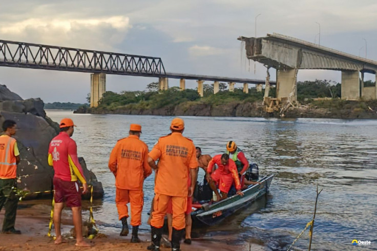 Carreta é retirada do Rio Tocantins dez meses após colapso da Ponte JK