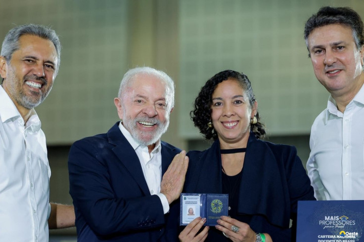 Carteira Docente é documento que valoriza profissão, diz professora