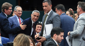 CCJ da Câmara suspende ação penal no STF contra deputado Gayer