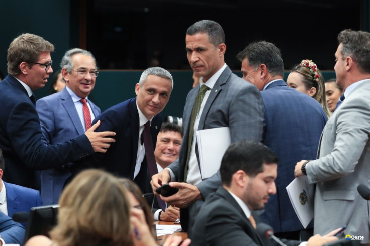 CCJ da Câmara suspende ação penal no STF contra deputado Gayer