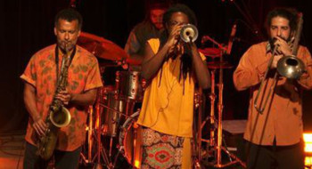 Cena Musical exibe show que celebra dez anos da banda Afrojazz