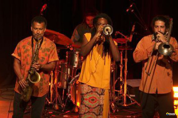 Cena Musical exibe show que celebra dez anos da banda Afrojazz