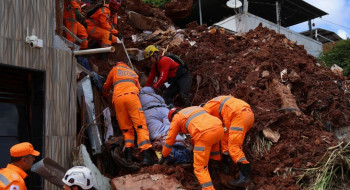 Chuva mata 55 pessoas e mobiliza oito frentes de resgate em Minas