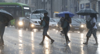Chuvas em São Paulo deixam feridos e suspendem operação de montadora