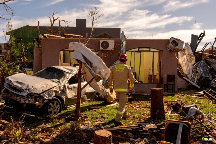 Cidade devastada por tornado tem 2 mil sem luz; 32 seguem internados