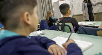 CNTE comemora reajuste do piso do magistério; prefeitos contestam