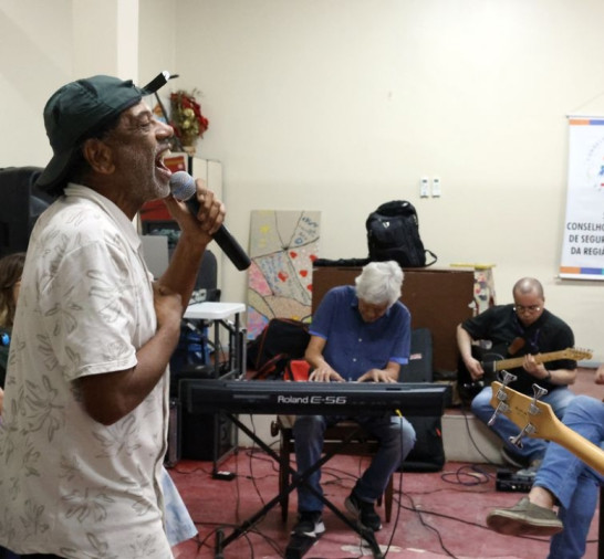 Com 25 anos, grupo musical de pacientes psiquiátricos lança novo álbum