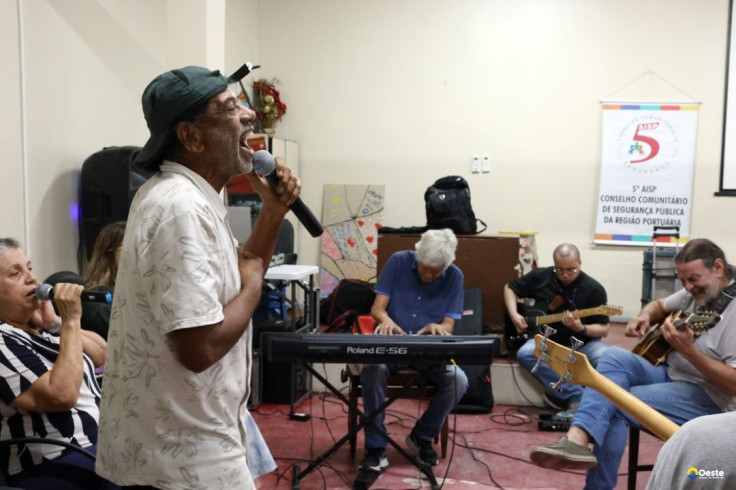 Com 25 anos, grupo musical de pacientes psiquiátricos lança novo álbum